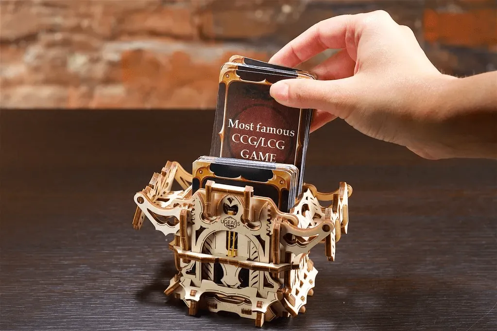 Deck Box “Gardien des Cartes” Ugears – Puzzle 3D Mécanique en bois