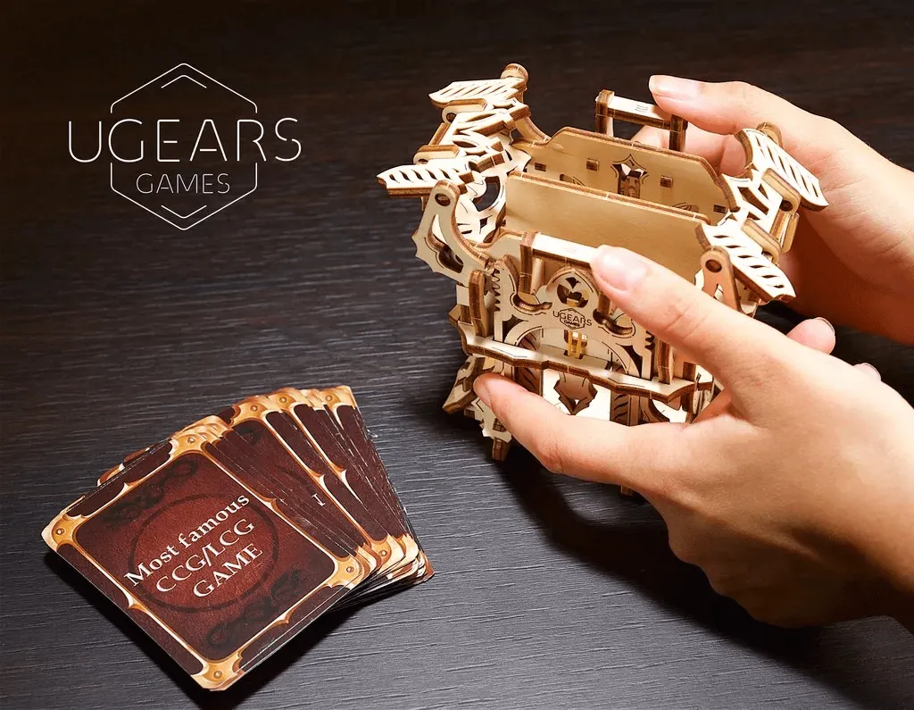 Deck Box “Gardien des Cartes” Ugears – Puzzle 3D Mécanique en bois