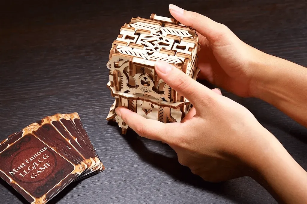 Deck Box “Gardien des Cartes” Ugears – Puzzle 3D Mécanique en bois